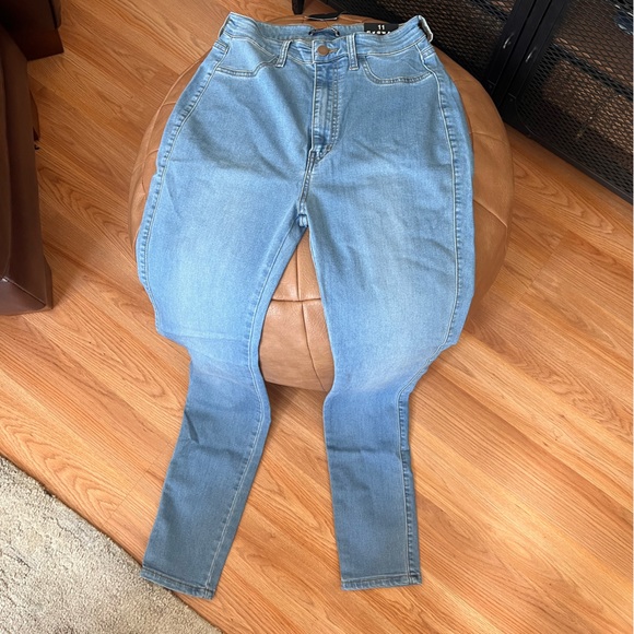 Fashion Nova light wash skinny jeans - Picture 2 of 5
